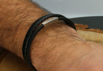 Męska Skórzana Bransoletka FOSSIL Potrójna z Grawerem – Zatrzask, Logo fossil.jpg